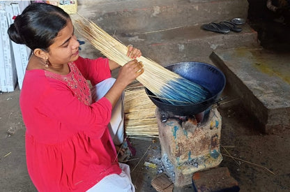 Sikki Grass Handwoven Round Mat (Teal, 14”)